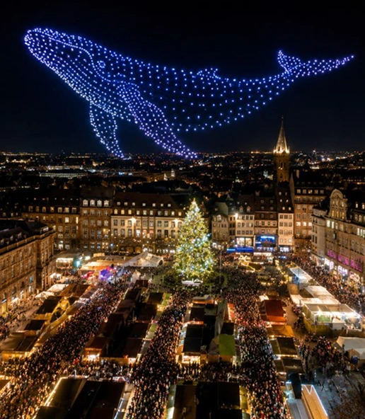 Spectacle de drones au-dessus du Grand Sapin de la place Kléber à Strasbourg